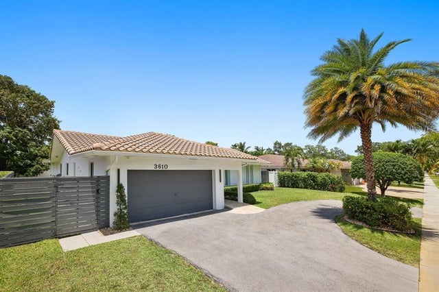 5 of 35 - 3610 N 46th Ave, Hollywood, FL