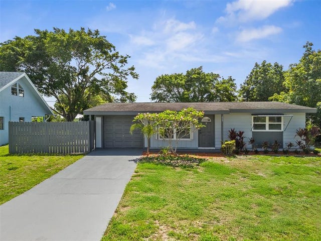 2 of 51 - 845 Se Airoso Blvd, Port St. Lucie, FL