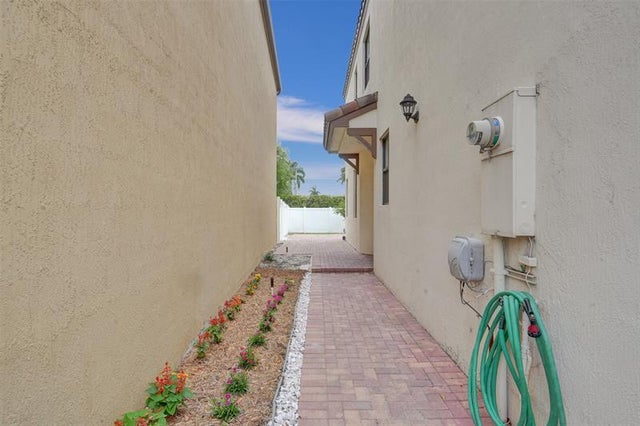 3 of 54 - 4875 Nw 55th Place, Tamarac, FL
