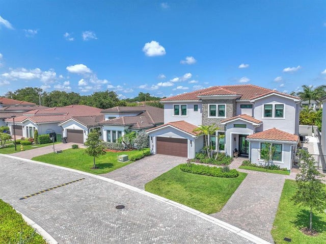 2 of 92 - 5827 Brookfield Cir W, Hollywood, FL