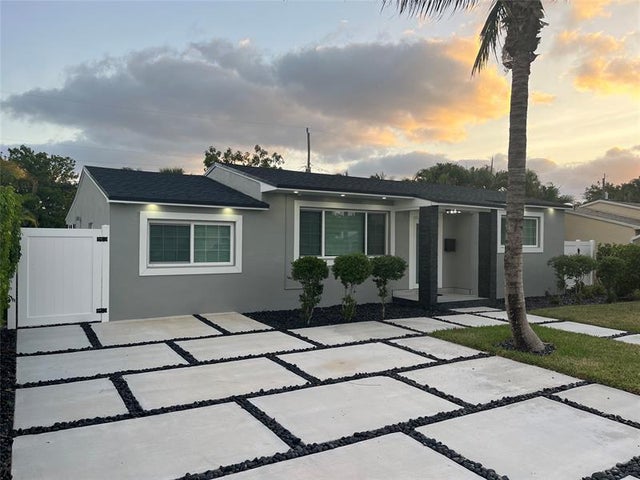 3 of 24 - 355 Maddock St, West Palm Beach, FL