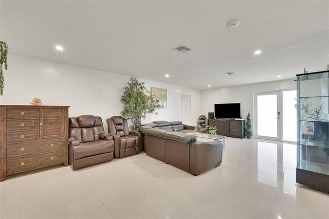 4 of 32 - 521 Sw 40th Ct, Coral Gables, FL