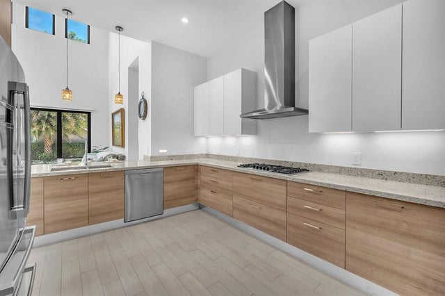 2 of 49 - 5812 E Brookfield Cir E, Hollywood, FL