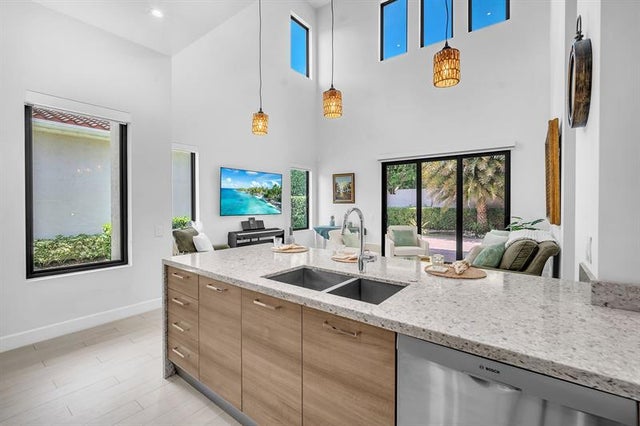 5 of 49 - 5812 E Brookfield Cir E, Hollywood, FL