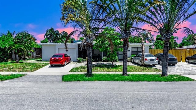 2 of 17 - 907 W Bloxham Street, Lantana, FL