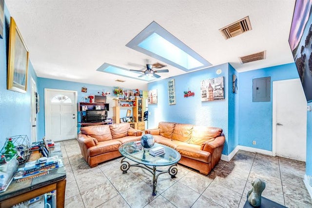 4 of 17 - 907 W Bloxham Street, Lantana, FL