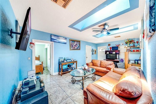 5 of 17 - 907 W Bloxham Street, Lantana, FL