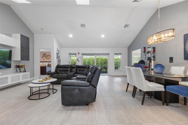 4 of 29 - 5494 Pine Cr, Coral Springs, FL