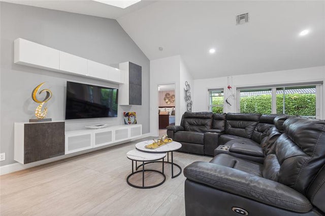 5 of 29 - 5494 Pine Cr, Coral Springs, FL