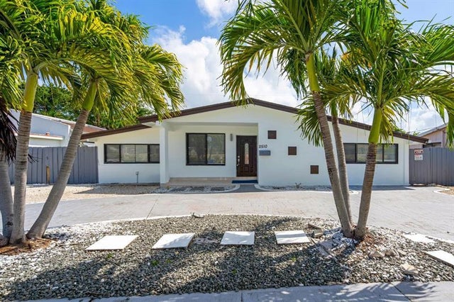 3 of 46 - 2510 Ne 215th St, Miami, FL