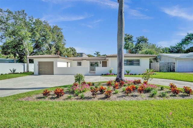 1 of 27 - 2111 Ne 35th St, Lighthouse Point, FL