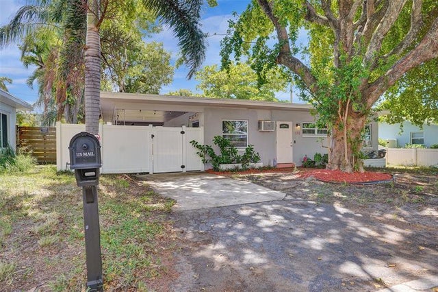 1 of 33 - 130 Akron St, Lake Worth, FL