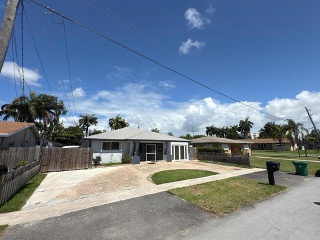 1 of 21 - 136 Se 2nd Ct, Dania, FL