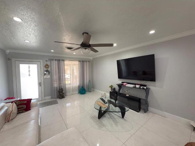 4 of 21 - 136 Se 2nd Ct, Dania, FL