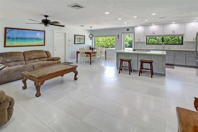 3 of 41 - 2141 Ne 49th St, Lighthouse Point, FL