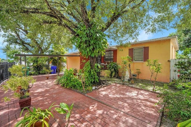 4 of 25 - 415 Flagami Blvd, Miami, FL