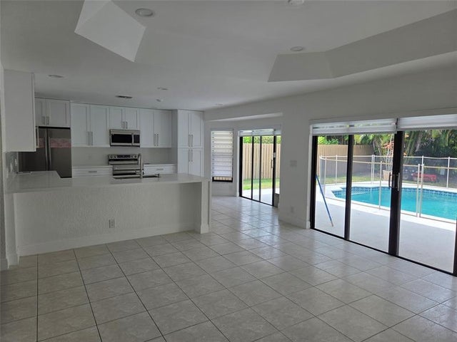 4 of 19 - 1624 Newport Ln, Weston, FL