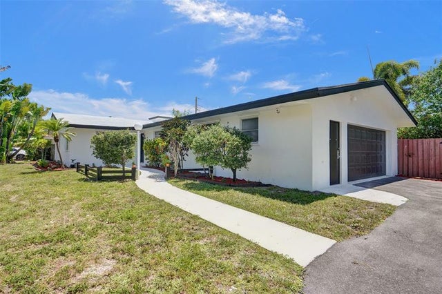 1 of 26 - 4017 Ne 18th Ave, Oakland Park, FL