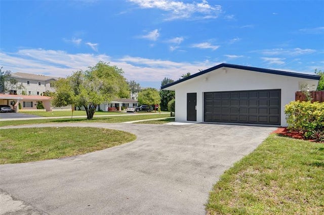 2 of 26 - 4017 Ne 18th Ave, Oakland Park, FL