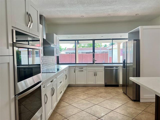 2 of 19 - 4000 N 37th Ave, Hollywood, FL