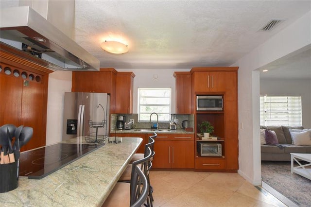 3 of 23 - 1050 Ne 82nd St, Miami, FL