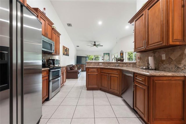 4 of 14 - 5392 Sw 11th St, Plantation, FL