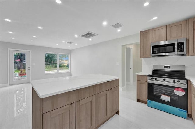 5 of 19 - 3721 N 66th Ave, Hollywood, FL