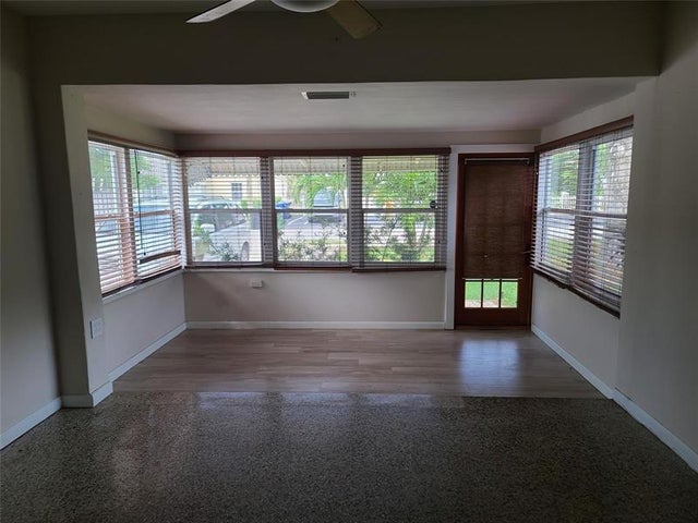 2 of 11 - 904 Se 13th St, Fort Lauderdale, FL