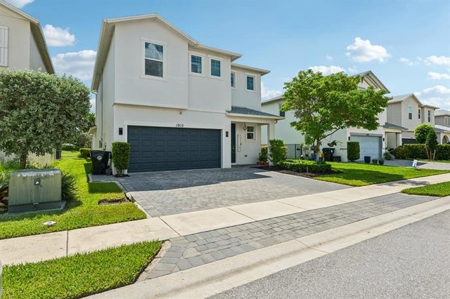 2 of 40 - 1910 Harding St, Lake Worth, FL