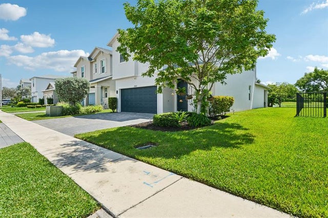 3 of 40 - 1910 Harding St, Lake Worth, FL