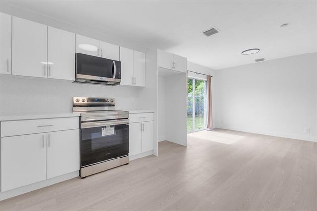 5 of 33 - 3528 Sw 12th Ct, Fort Lauderdale, FL