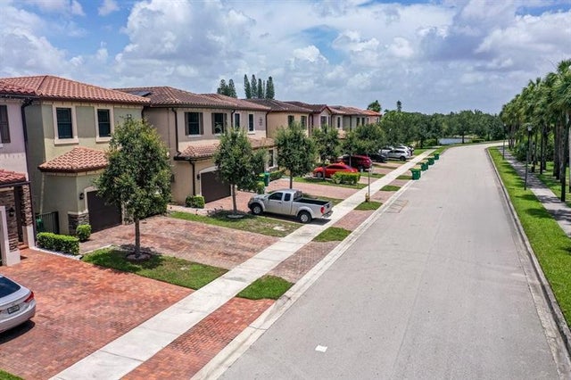 3 of 21 - 5705 Nw 47th Ave, Tamarac, FL