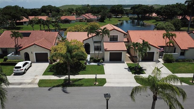 2 of 38 - 18 Capitol Ct, Deerfield Beach, FL