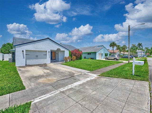 2 of 46 - 708 Se 3rd Ct, Dania, FL