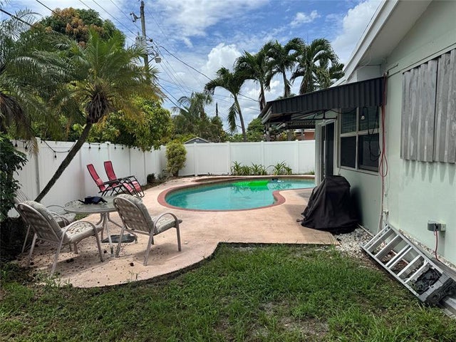 4 of 34 - 3548 Sw 13th Ct, Fort Lauderdale, FL