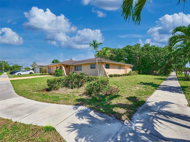 4 of 45 - 2014 7th Ct S, Lake Worth, FL