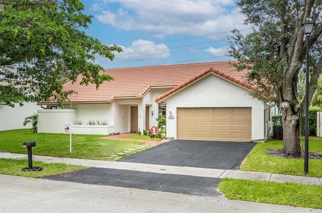 2 of 46 - 1041 Amherst Ave, Davie, FL