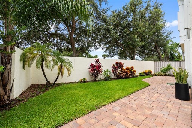 2 of 38 - 8 Governors Ct, Palm Beach Gardens, FL