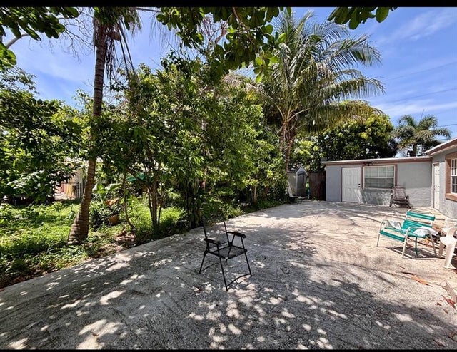 2 of 4 - 1141 S Ridge Rd, Lantana, FL