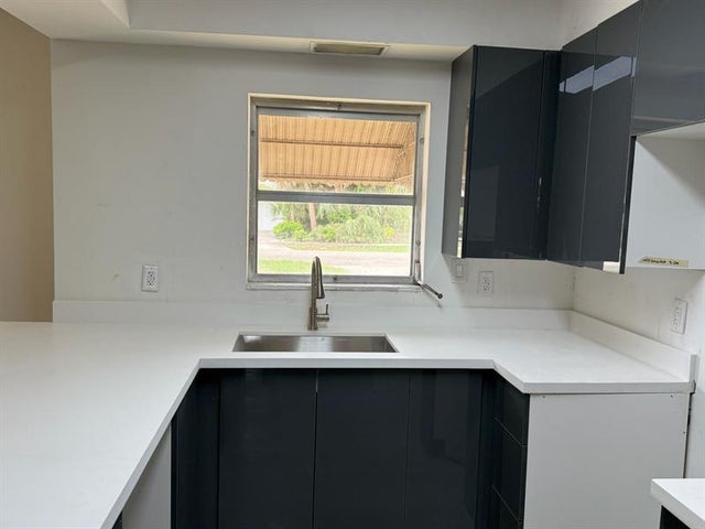 4 of 16 - 237 E Ilex Dr, West Palm Beach, FL