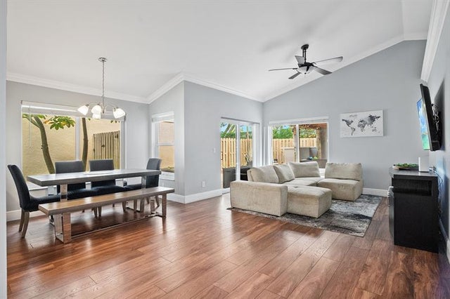 5 of 25 - 8951 Lake Park Cir N, Davie, FL