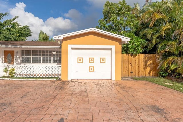 4 of 28 - 1910 N 35th Ave, Hollywood, FL