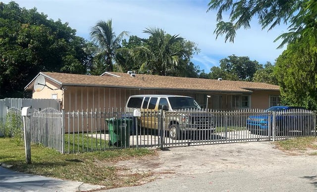 1 of 14 - 427 Ne 160th St, Miami, FL