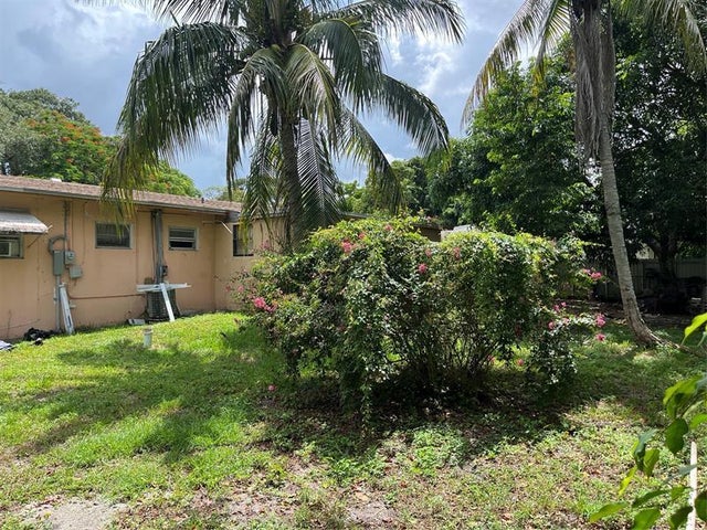 2 of 14 - 427 Ne 160th St, Miami, FL