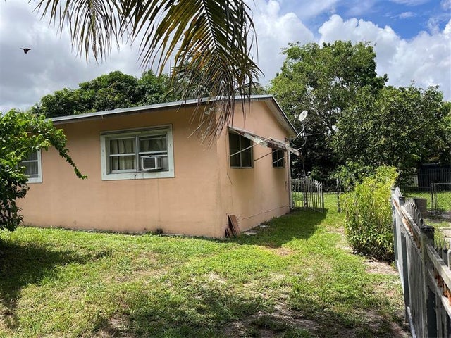 3 of 14 - 427 Ne 160th St, Miami, FL