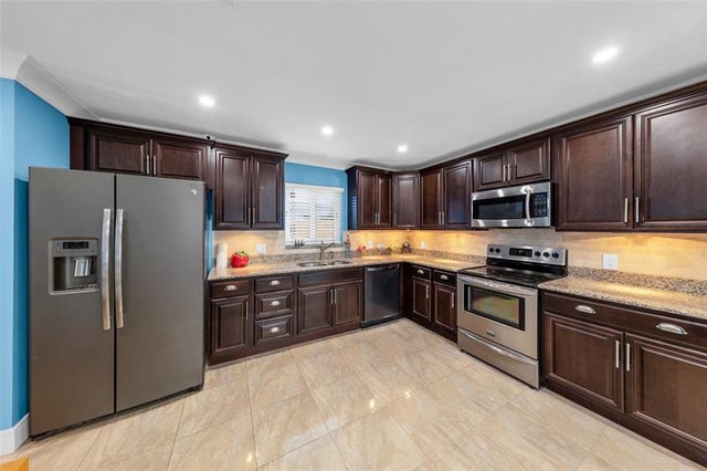 4 of 29 - 2108 Ne 11th Ave, Wilton Manors, FL