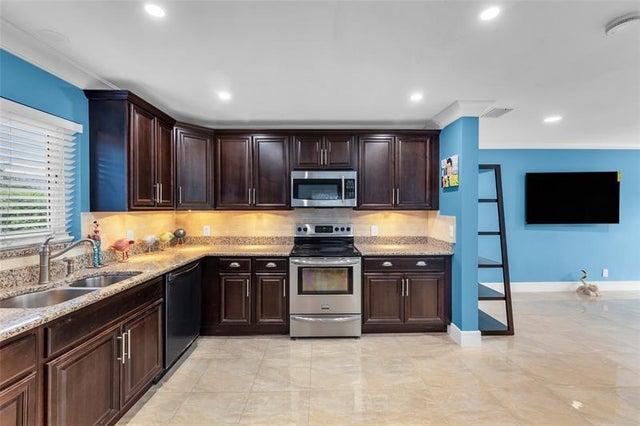 5 of 29 - 2108 Ne 11th Ave, Wilton Manors, FL