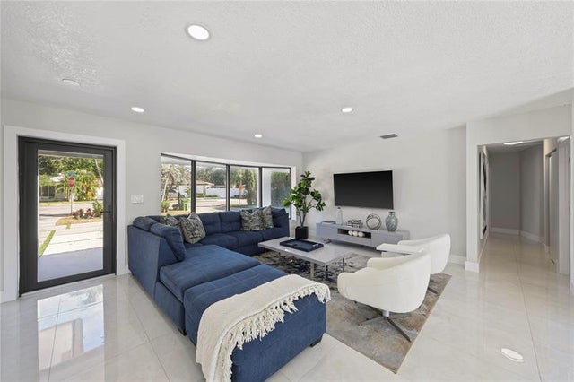 2 of 41 - 2440 Ne 25th Pl, Fort Lauderdale, FL
