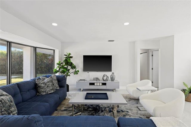 3 of 41 - 2440 Ne 25th Pl, Fort Lauderdale, FL