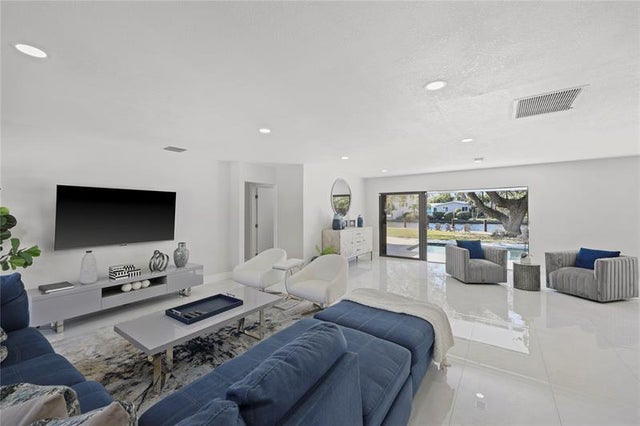 4 of 41 - 2440 Ne 25th Pl, Fort Lauderdale, FL